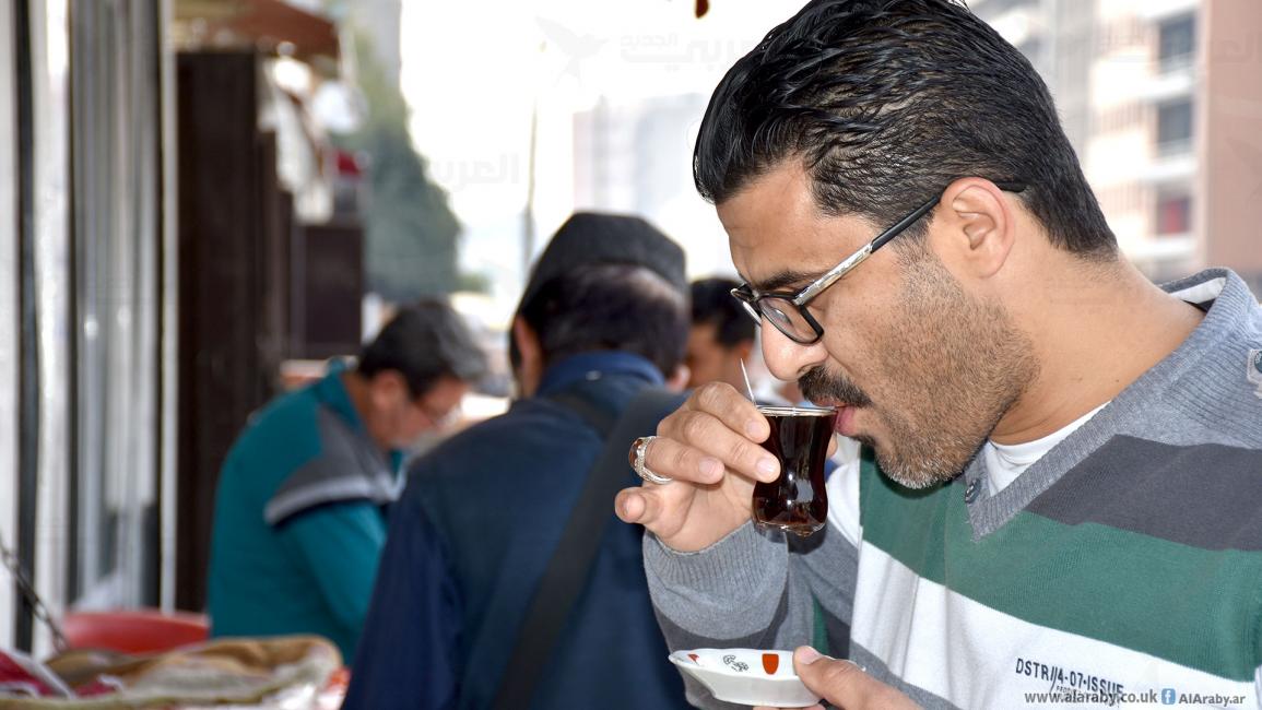 "خاشوقة الجاي"... العراقيّون مدمنون على الشراب الأحمر