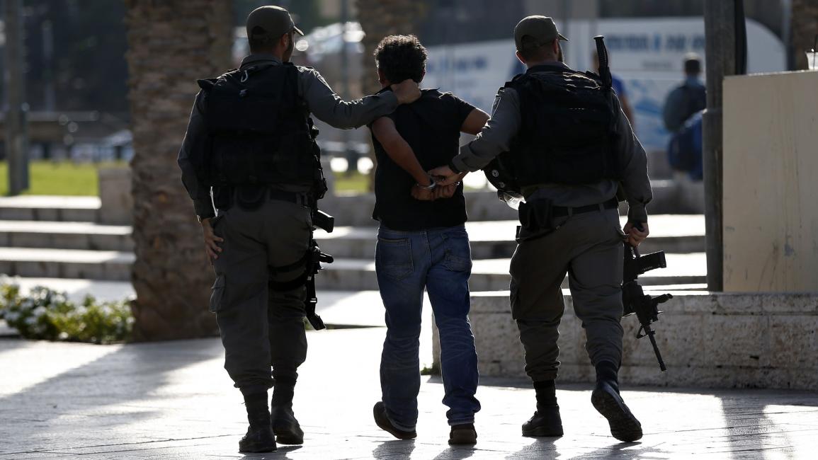 قوات الاحتلال الإسرائيلي تعتقل فلسطينياً في القدس - مجتمع