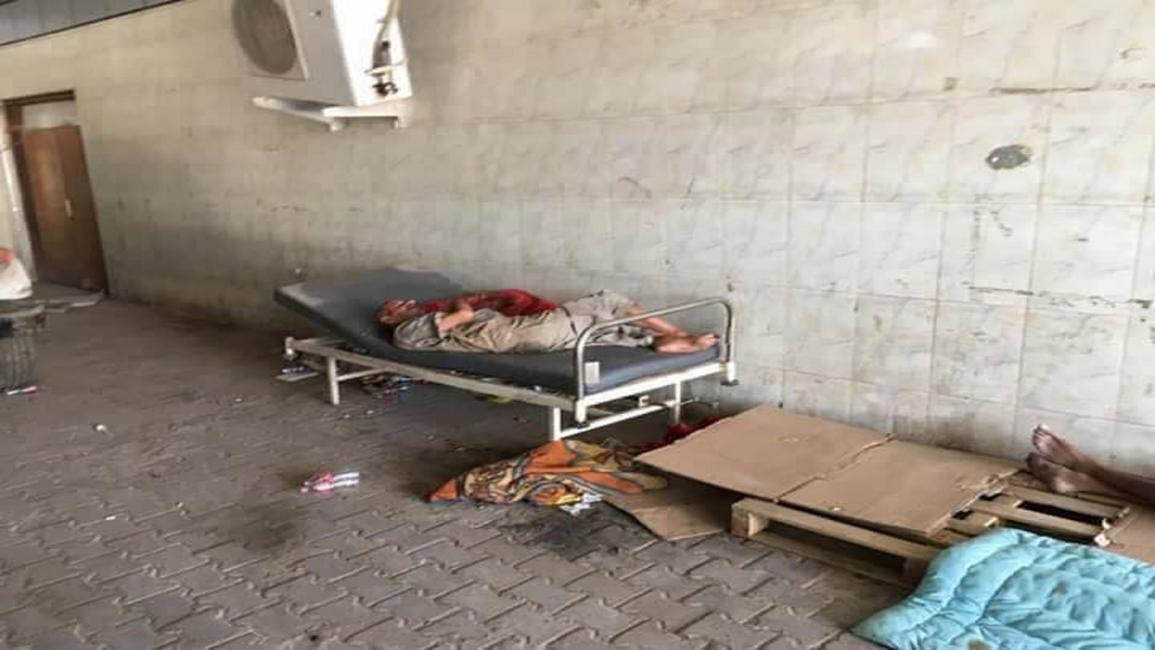 عراقيون من كبار السن بدون معيل ترميهم المستشفى بالشارع(فيسبوك)