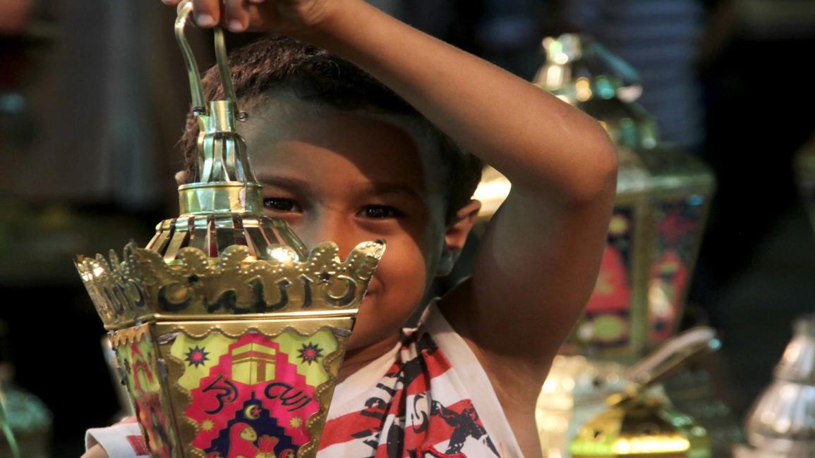 طفل وفانوس في رمضان في مصر (العربي الجديد)