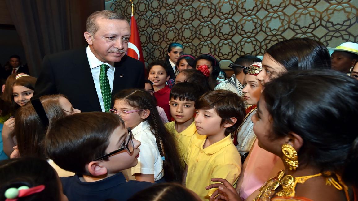 إردوغان مع أطفال- الاناضول