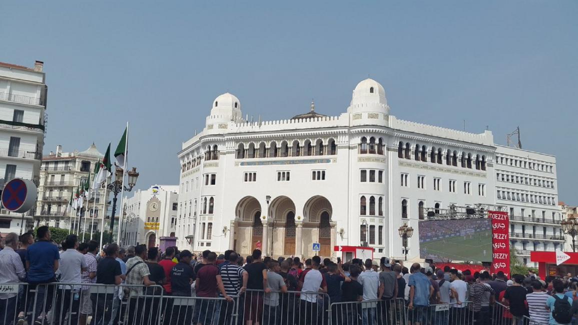 جزائريون يتابعون المباراة في ساحة البريد المركزي(تويتر)