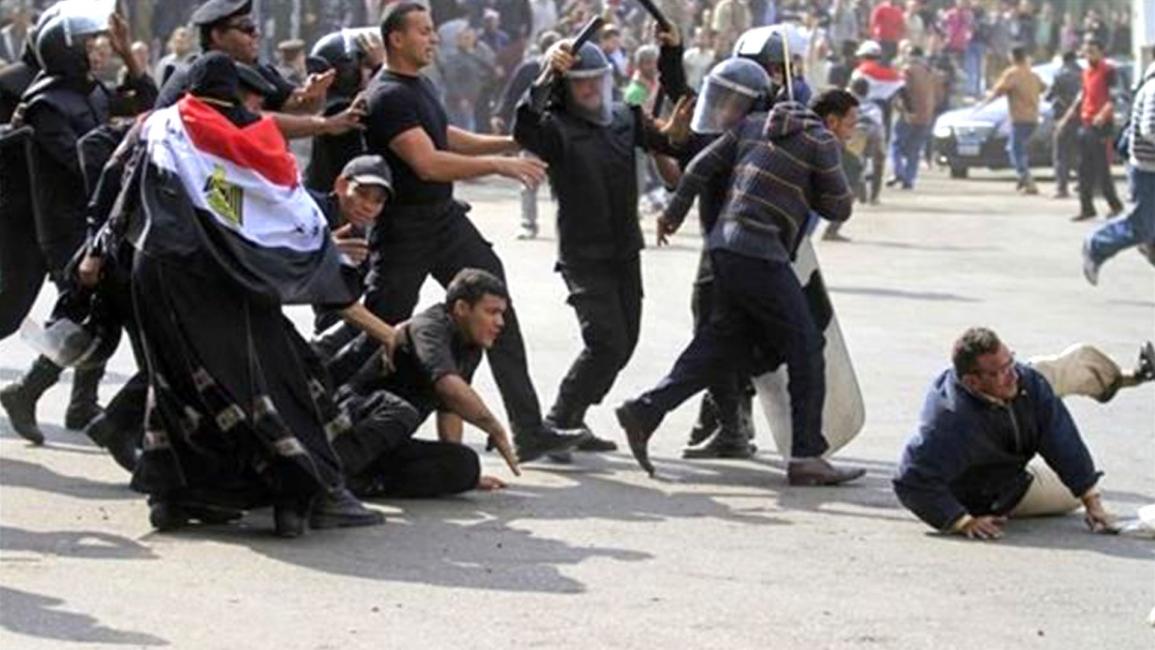 الشعب والشرطة في خدمة "الكلبشات" احتفالا  بالثورة!