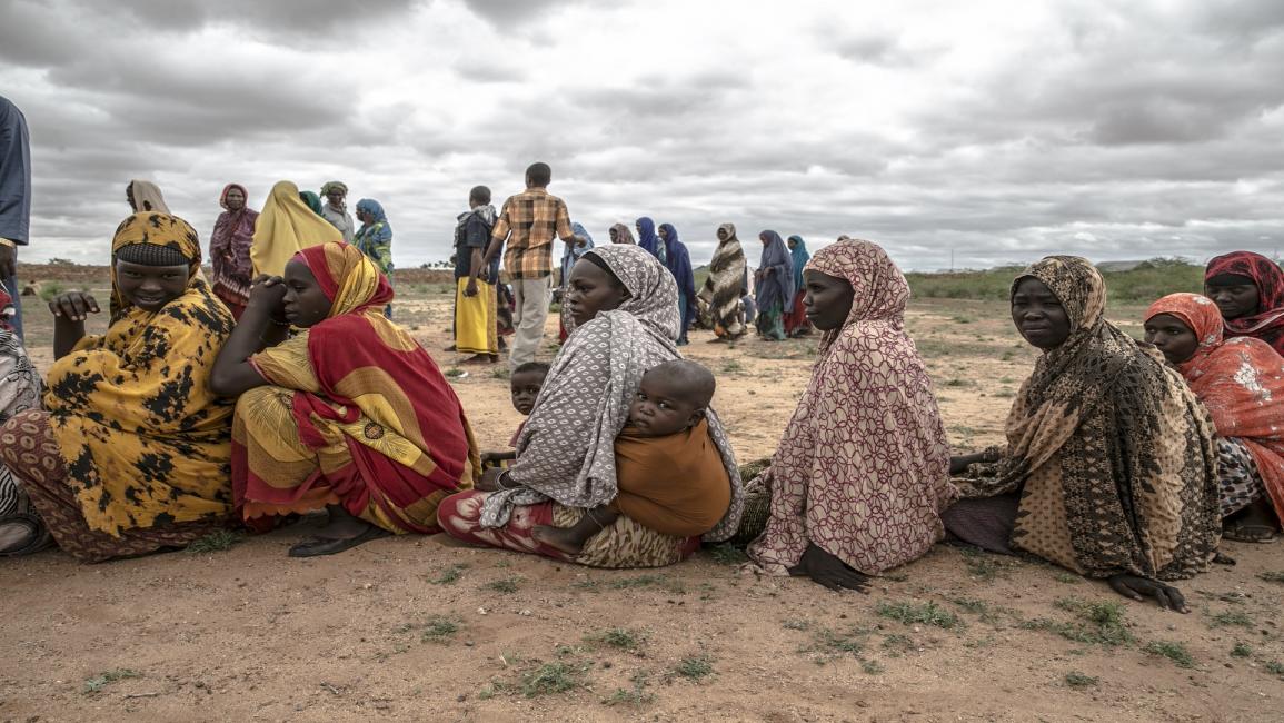 نساء ينتظرن استلام المساعدات الغذائية في الصومال (سيم جانكو/الأناضول)