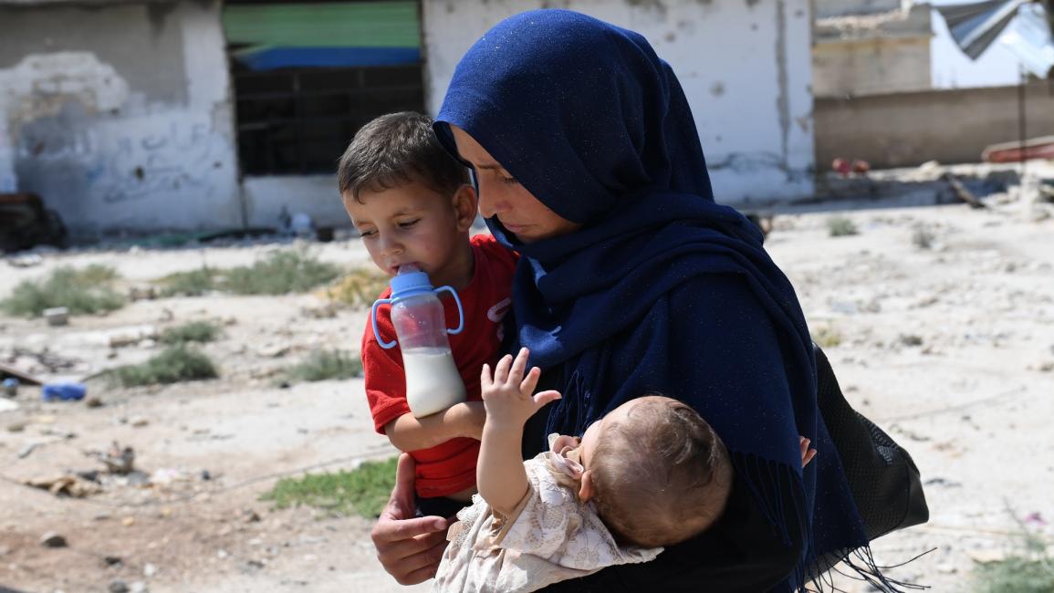 امرأة سورية مع أولادها بإدلب - سورية - مجتمع