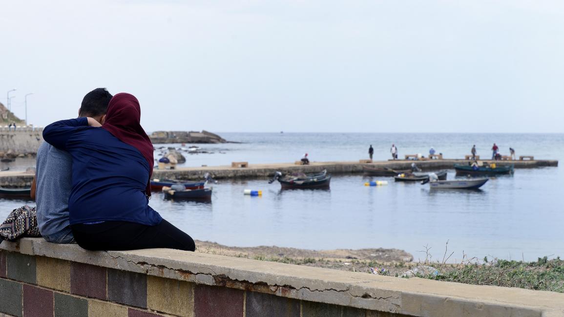 شاب وشابة حبيبان في تونس - مجتمع