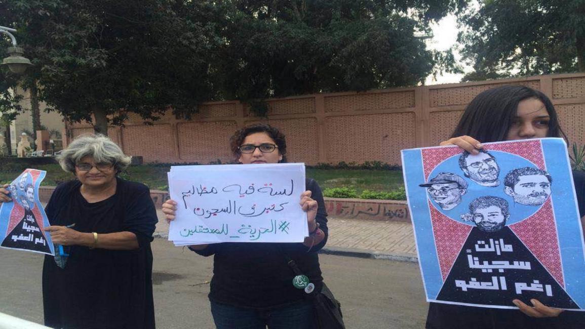 عائلة علاء عبد الفتاح أمام قصر الاتحادية27-10-2015 (العربي الجديد)