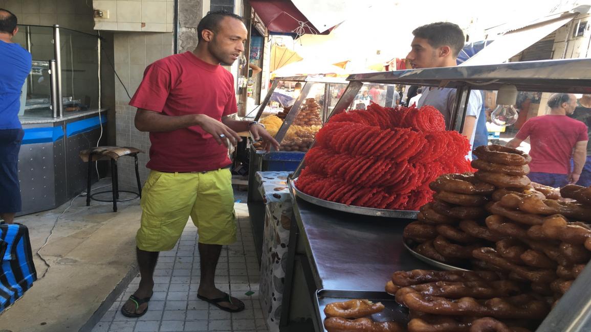 بائع حلوى شاب في تونس
