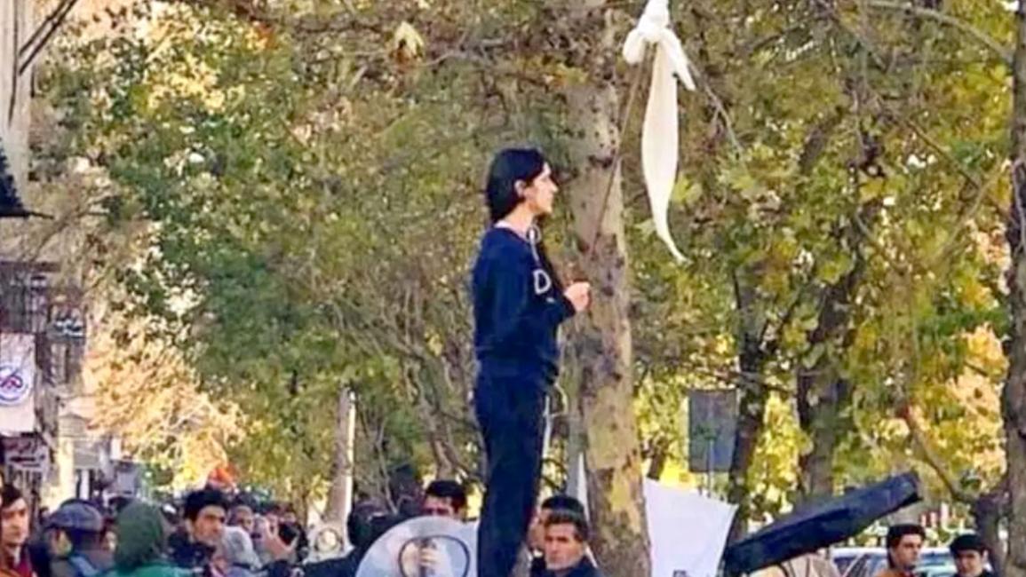 المرأة الإيرانية التي نزعت الحجاب في الشارع 