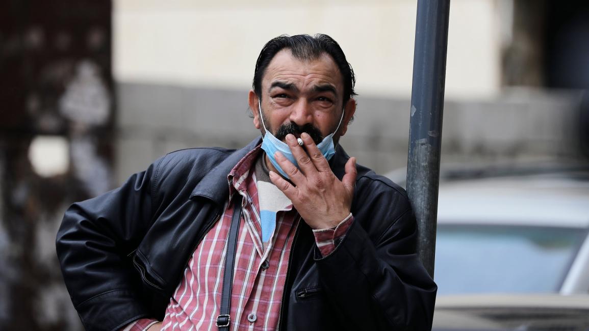 رجل وتدخين وسط كورونا في لبنان - مجتمع