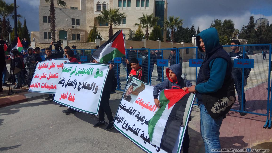 لاجئون فلسطينيون يحتجون أمام مقر الحكومة برام الله(العربي الجديد)