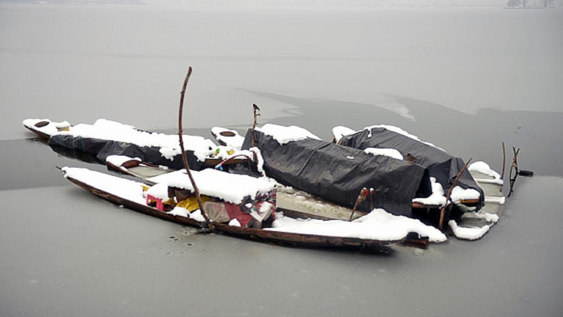 قوارب متجمدة في بحيرة بالهند