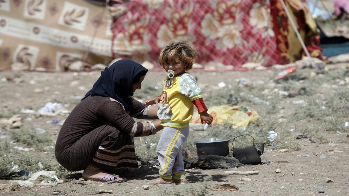 نازحة عراقية مع ابنها