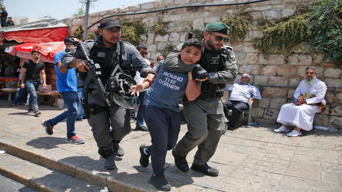 التنكيل بأطفال فلسطين خلال اعتقالهم (أحمد غرابلي/فرانس برس)