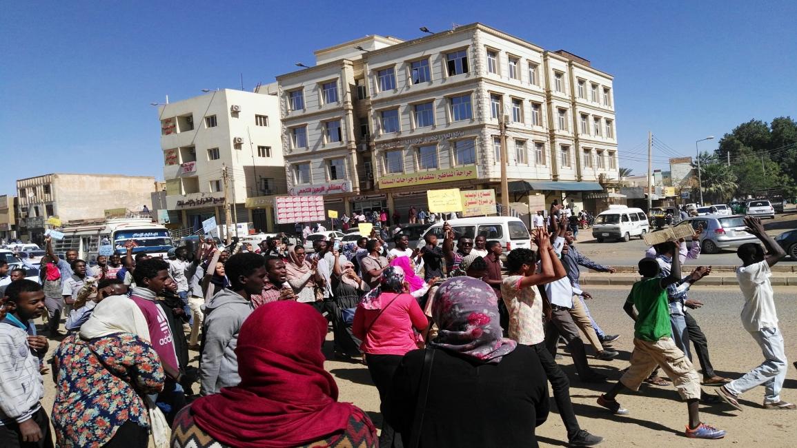 متظاهرون في أم درمان(فرانس برس)