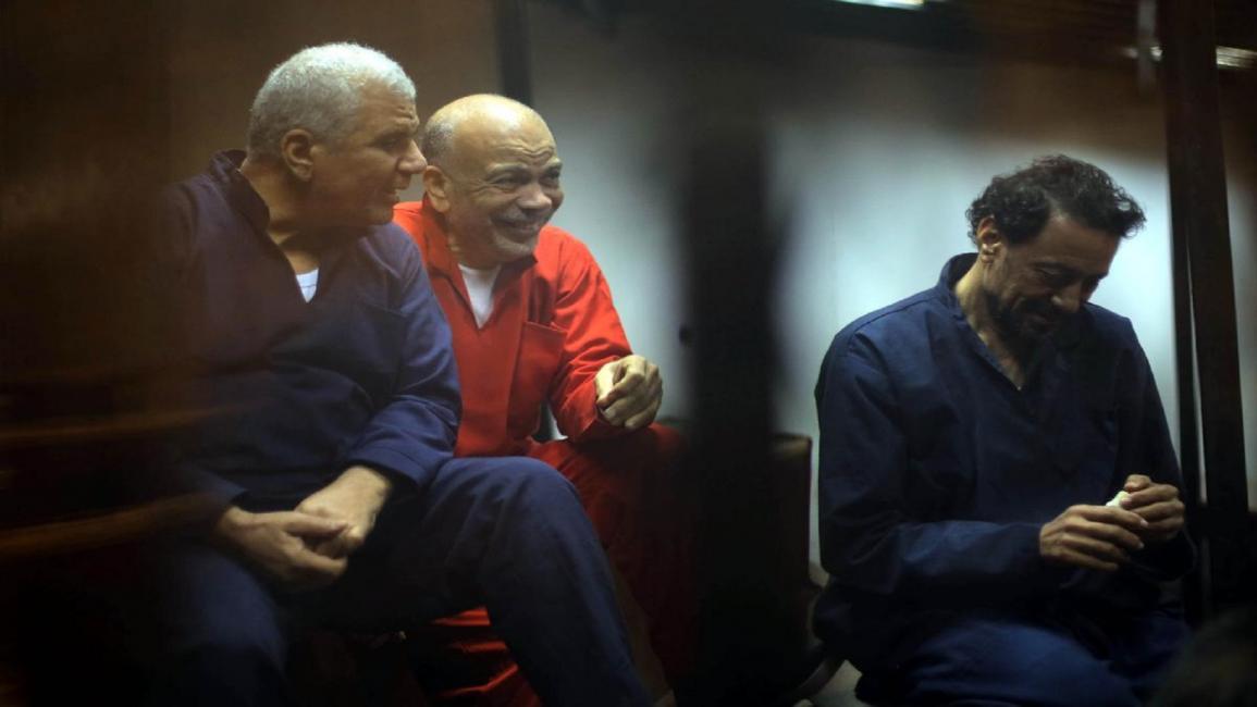 سعد الكتاتني (وسط) خلال محاكمته 8-12-2015 (الأناضول)