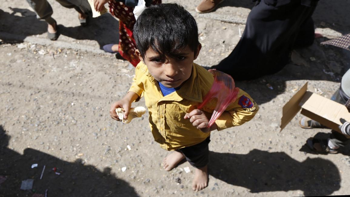 طفل يمني أمام مركز مساعدات في صنعاء- فرانس برس