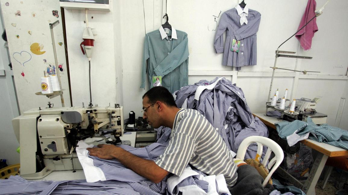 مصنع خياطة فلسطيني في الضفة الغربية - مجتمع