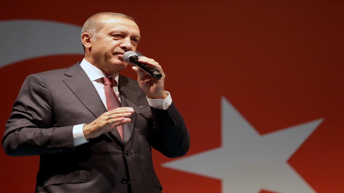أردوغان يخطب بجمهور تجمع أمام مقر إقامته في اسطنبول
