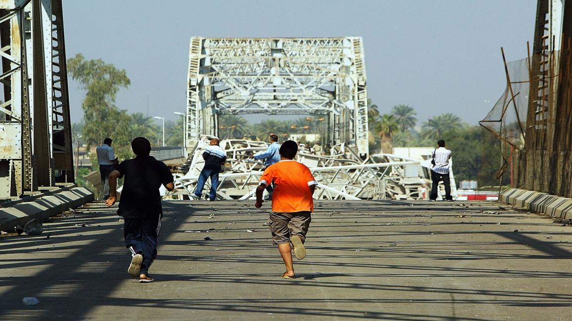 تفجير يلحق الدمار بجسر الصرافية ببغداد عام 2007(واثق كوزاي/Getty)