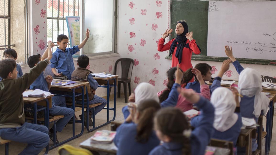 تلاميذ ومدرّسة في عمّان - الأردن - مجتمع