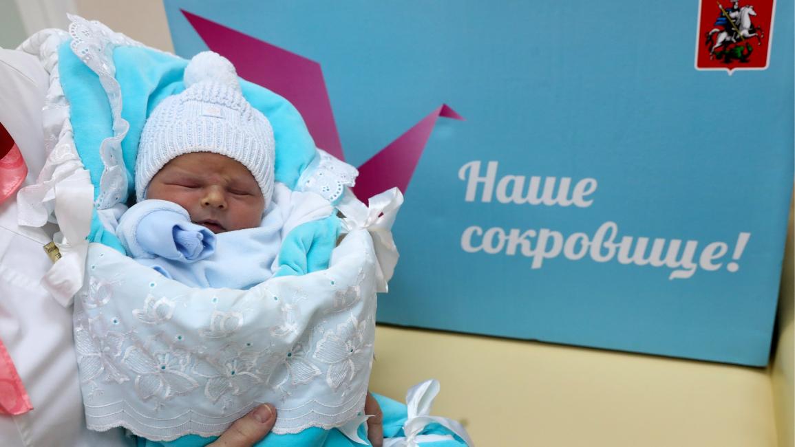 طفل حديث الولادة في موسكو - روسيا - مجتمع