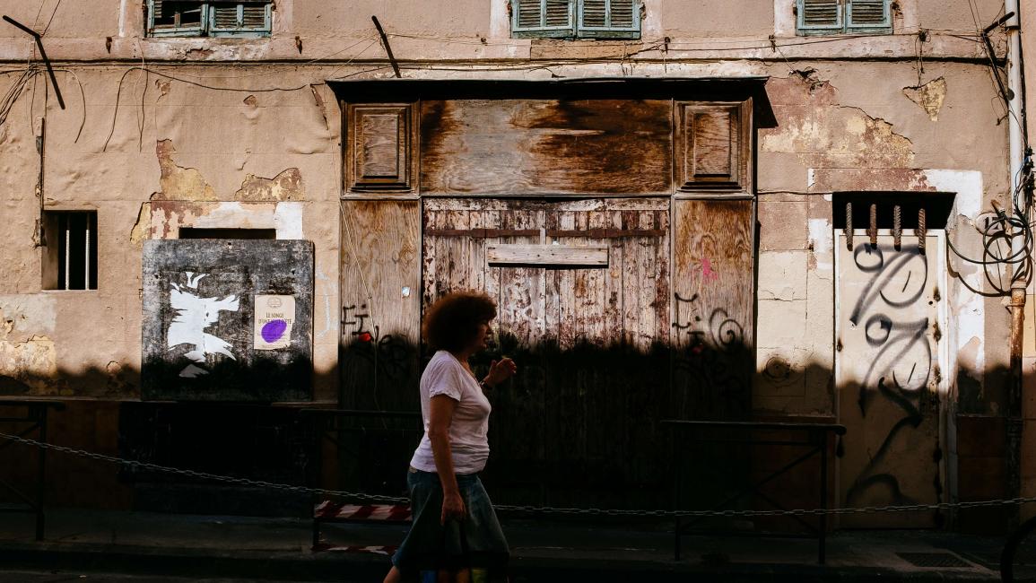 امرأة ومبنى قديم في مرسيليا - فرنسا - مجتمع