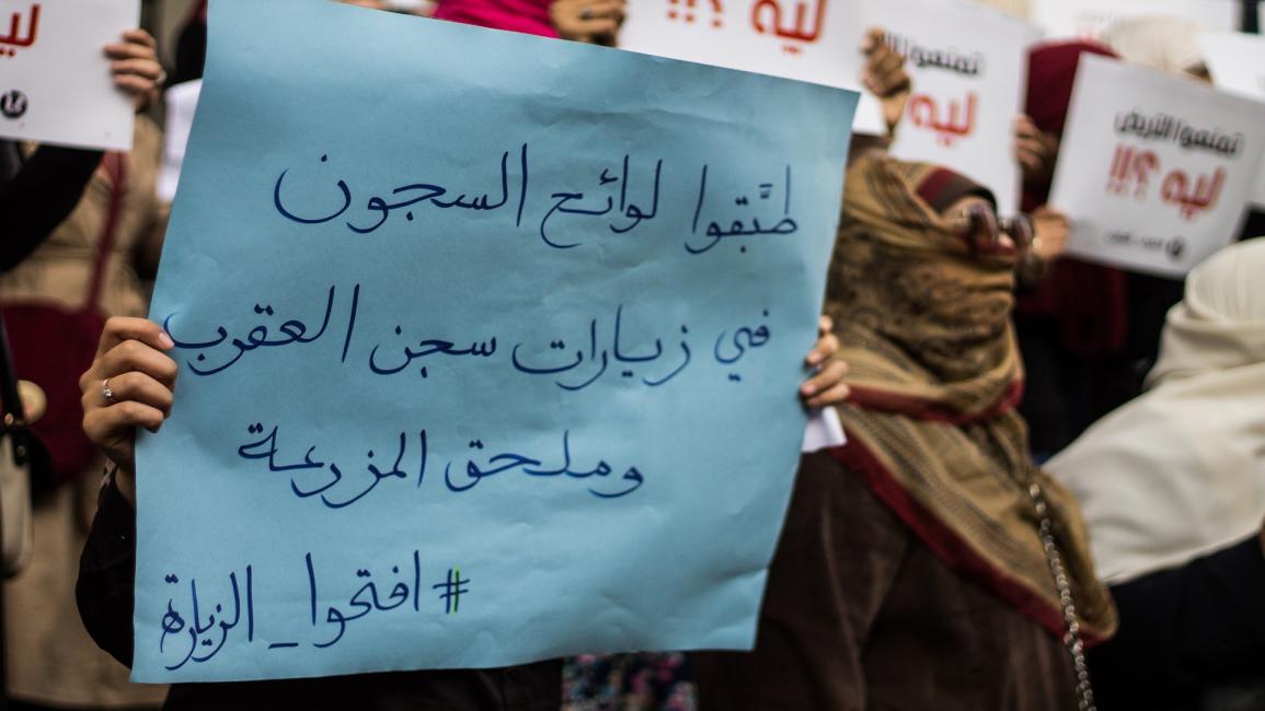 يشكو أهالي معتقلي مصر من انتهاكات بحق ذويهم (GETTY)
