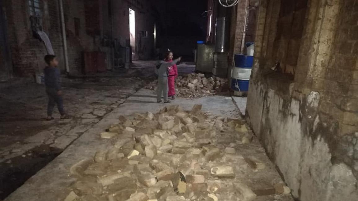 آثار الزلزال في بلدة خانقين العراقية (فيسبوك)