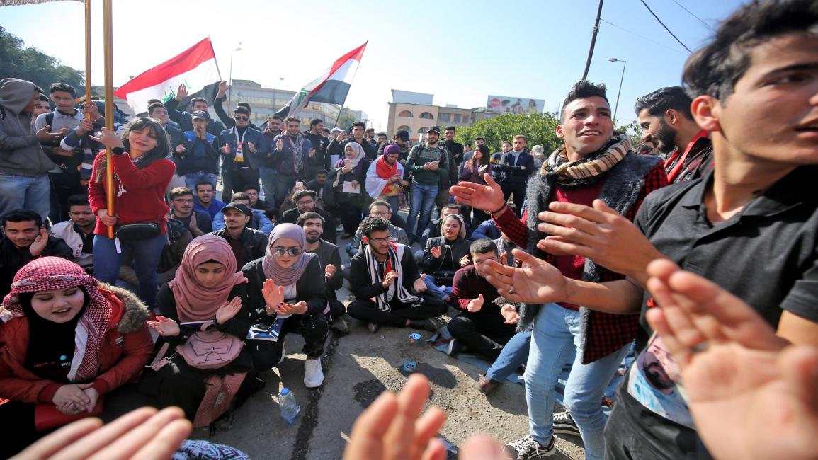 يكافح المحتجون العراقيون الخطاب الطائفي (أحمد الربيعي/فرانس برس)