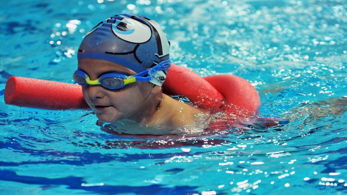 طفل بوسني من دون ذراعين يفوز بذهبية السباحة
