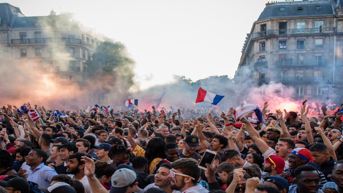 الآلاف يحتفلون في باريس بالتأهل لنهائي المونديال (أورلين موريسارد/Getty)