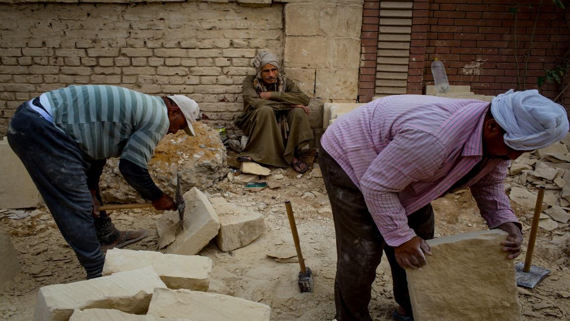 عاملان في مصر/مجتمع (كريس ماغكراث/ Getty)