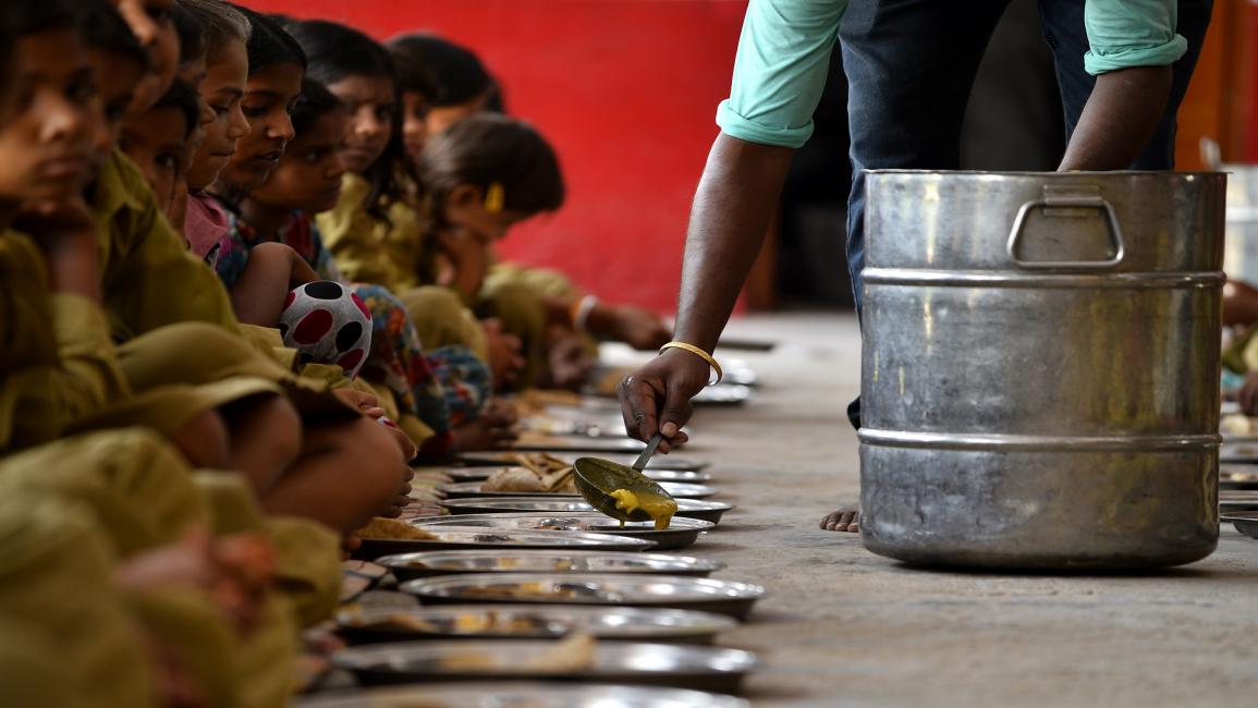 مدرسة هندية تقدم الطعام للتلاميذ- فرانس برس