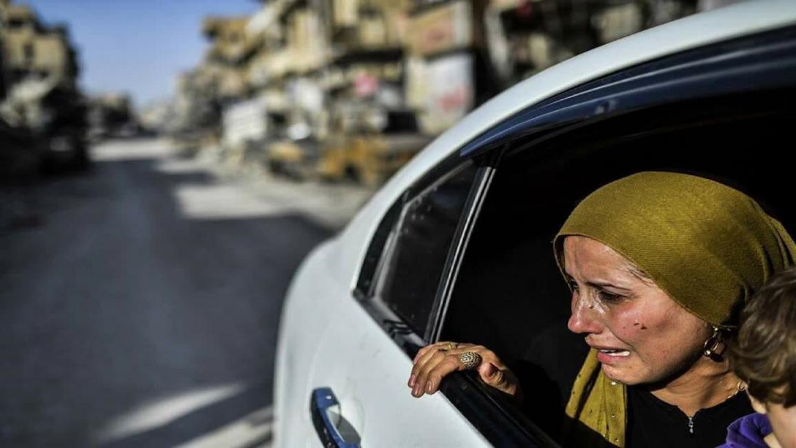 امرأة سورية من الرقة تبكي مدينتها المدمرة(تويتر)