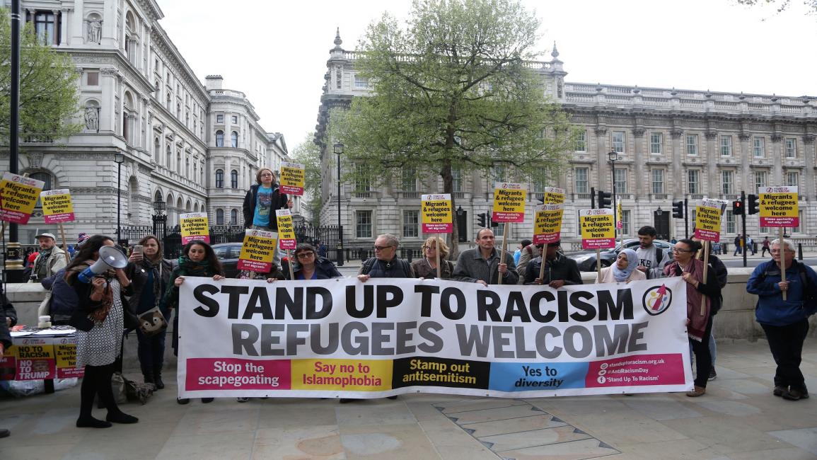 تظاهرة ضد العنصرية أمام مقر الحكومة البريطانية (تايفون سالسي/الأناضول)