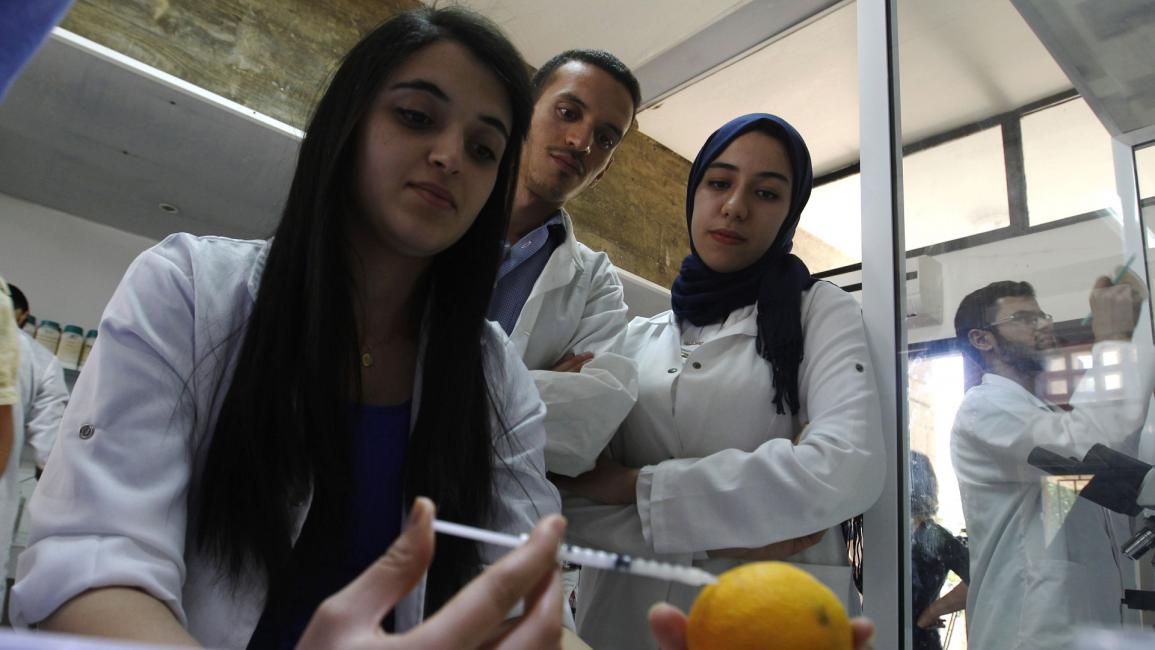 علماء شباب في مختبر في المغرب - مجتمع