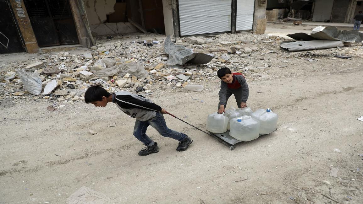 طفلان سوريان في حلب (جوزيف عيد/فرانس برس)