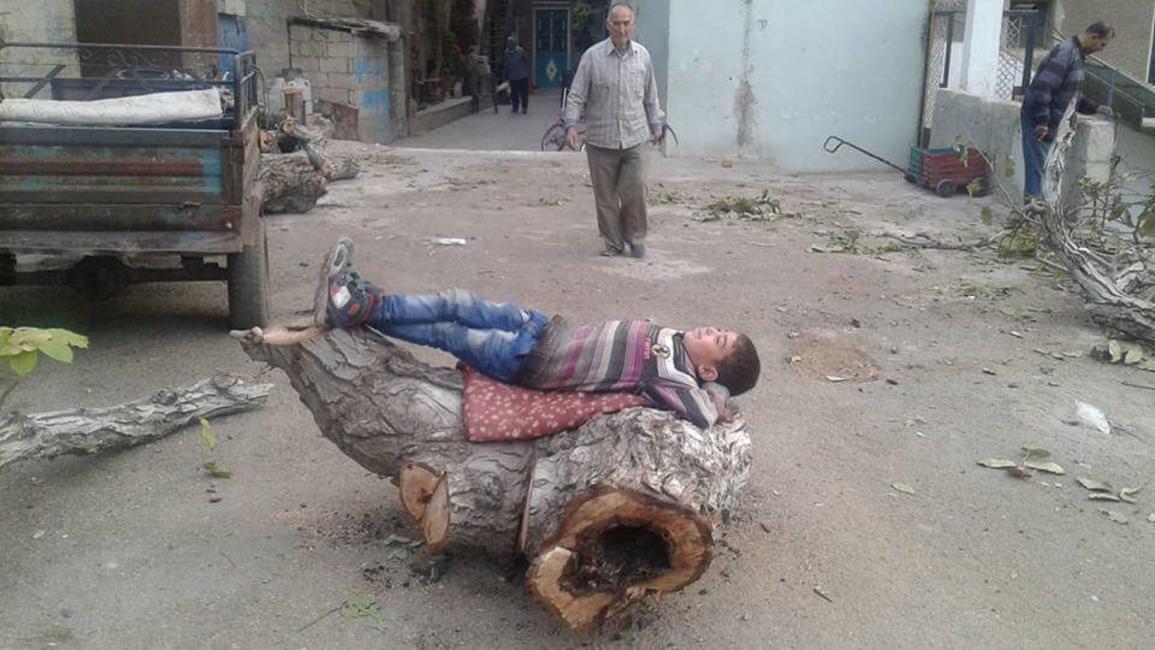 حتى الأخشاب غير متوفرة للتدفئة في مضايا المحاصرة (تويتر)