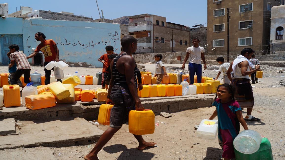يمنيون يعبئون المياه في عدن (الأناضول)