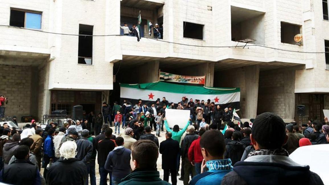 سوريون يطالبون بفك الحصار عن حي جوبر (فيسبوك)