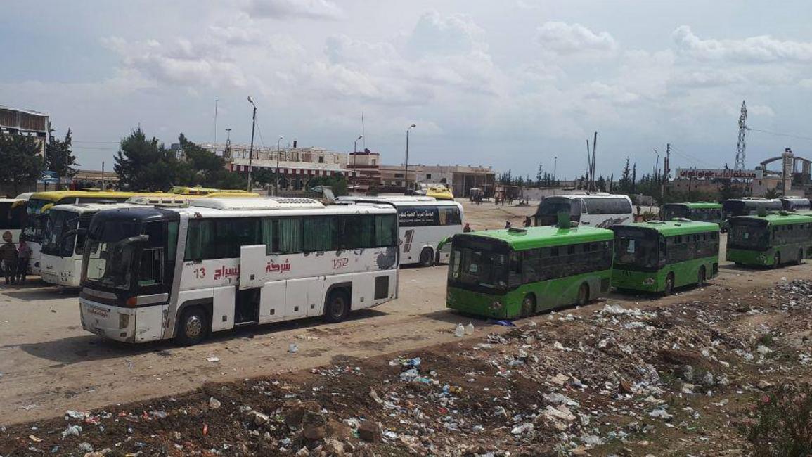 حافلات المهجرين السوريين عالقة على معبر "أبو الزندين" (فيسبوك)