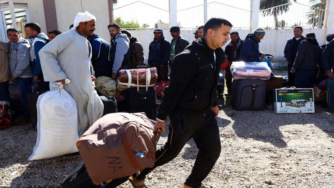 ليبيا-مجتمع- عمال مصريون يغادرون ليبيا(محمود تركيا/فرانس برس)