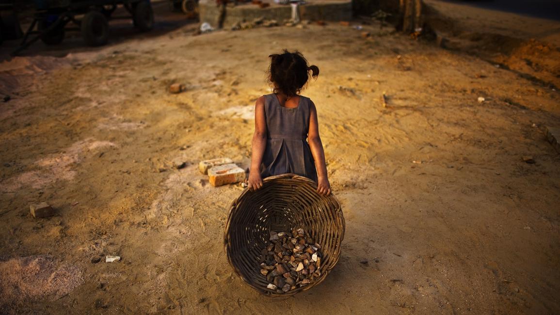 عمالة أطفال - طفلة تعمل في البناء - مجتمع