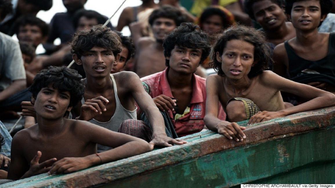 مسلمون من الروهينغا يهربون بالقارب إلى بنغلادش(تويتر)