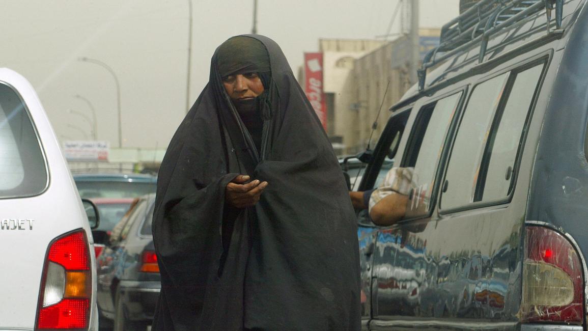 عراقية تتسول في الشارع/مجتمع/13-6-2017 (علي يوسف/ فرانس برس)