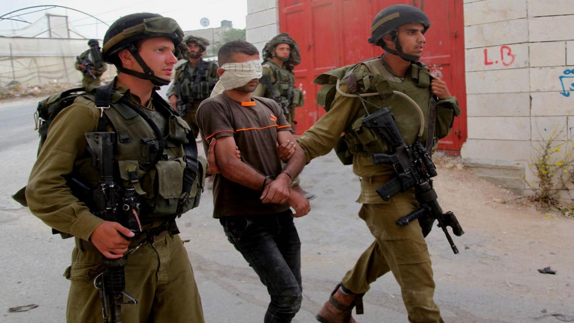 جنود الاحتلال يعتقلون شابا فلسطينيا (مأمون وزوز/الأناضول)