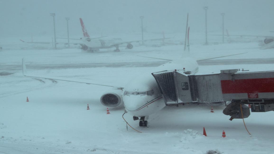 جهود لإزالة الثلوج المتراكمة على الطائرات ومهابطها