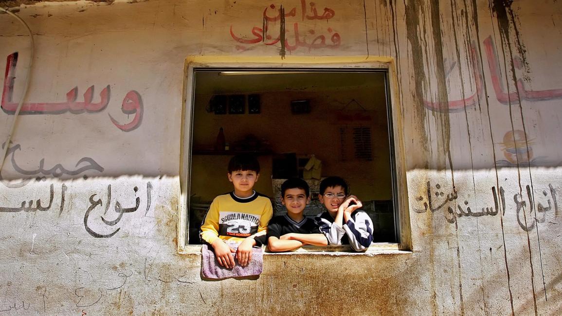 لاجئون فلسطينيّون صغار في أحد مخيمات لبنان (فرانس برس)