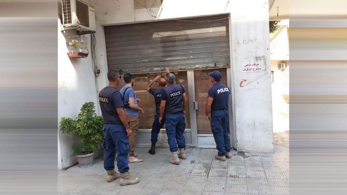 الشرطة البلدية تقفل أحد المحال في الدكوانة(فيسبوك)